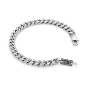 Pulseira Alpine Dark para homem em aço inoxidável brilhante com pormenor do detalhe da chapa da marca TB em aço escurecido para um estilo impactante pela marca twobrothers em portugal.