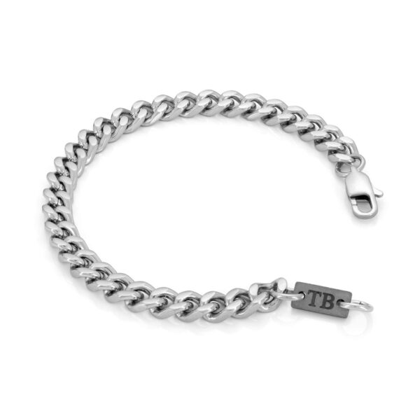 Pulseira Alpine Dark para homem em aço inoxidável brilhante com pormenor do detalhe da chapa da marca TB em aço escurecido para um estilo impactante pela marca twobrothers em portugal.